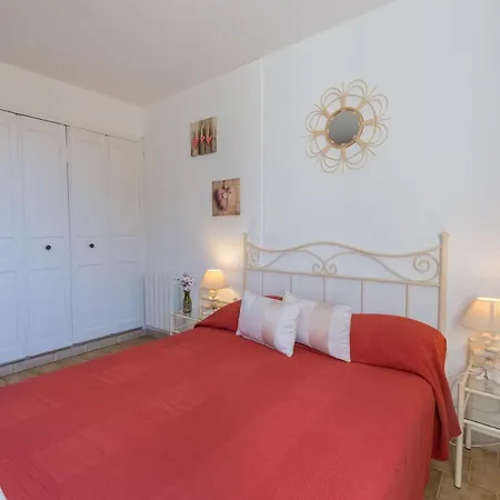 Villa La Grande Auguière, Familiale Et Spacieuse Au Cœur Du Vignoble Et à 300m De La Hyères