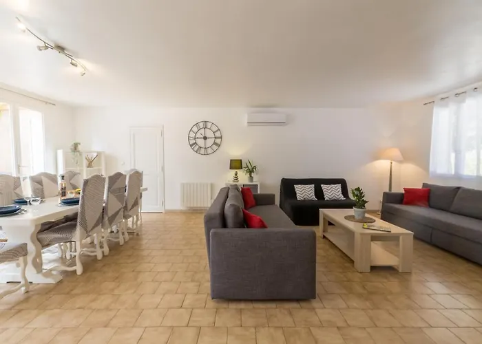 Villa La Grande Auguière, Familiale Et Spacieuse Au Cœur Du Vignoble Et à 300m De La Hyères