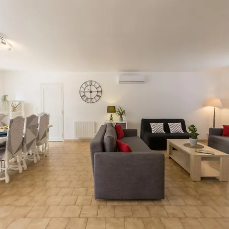 Villa La Grande Auguiere, Familiale Et Spacieuse Au Coeur Du Vignoble Et A 300m De La Hyères