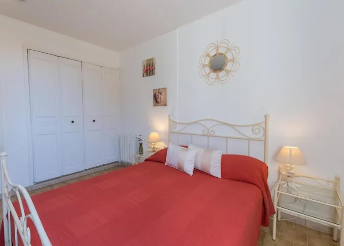 Villa La Grande Auguiere, Familiale Et Spacieuse Au Coeur Du Vignoble Et A 300m De La Hyères