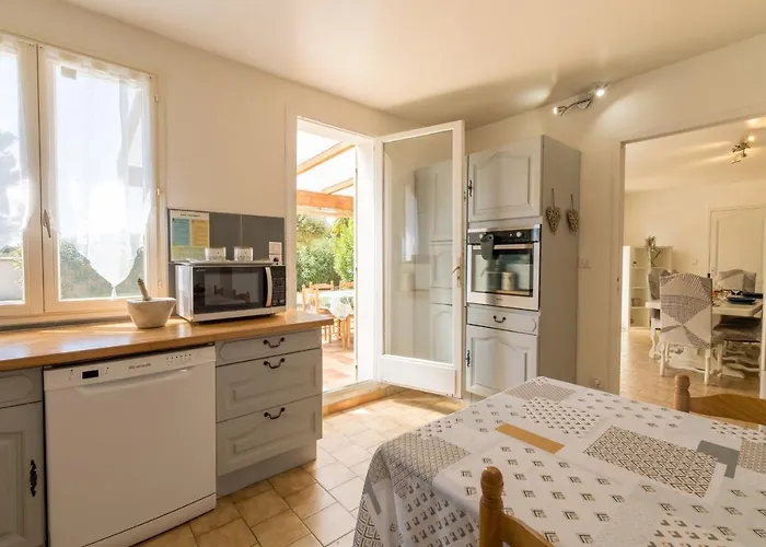 Villa La Grande Auguiere, Familiale Et Spacieuse Au Coeur Du Vignoble Et A 300m De La Hyères